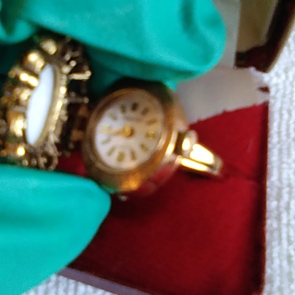 Ladies Victorian Style Cameo 17Jewel Ring Watch - Picture 7 of 12